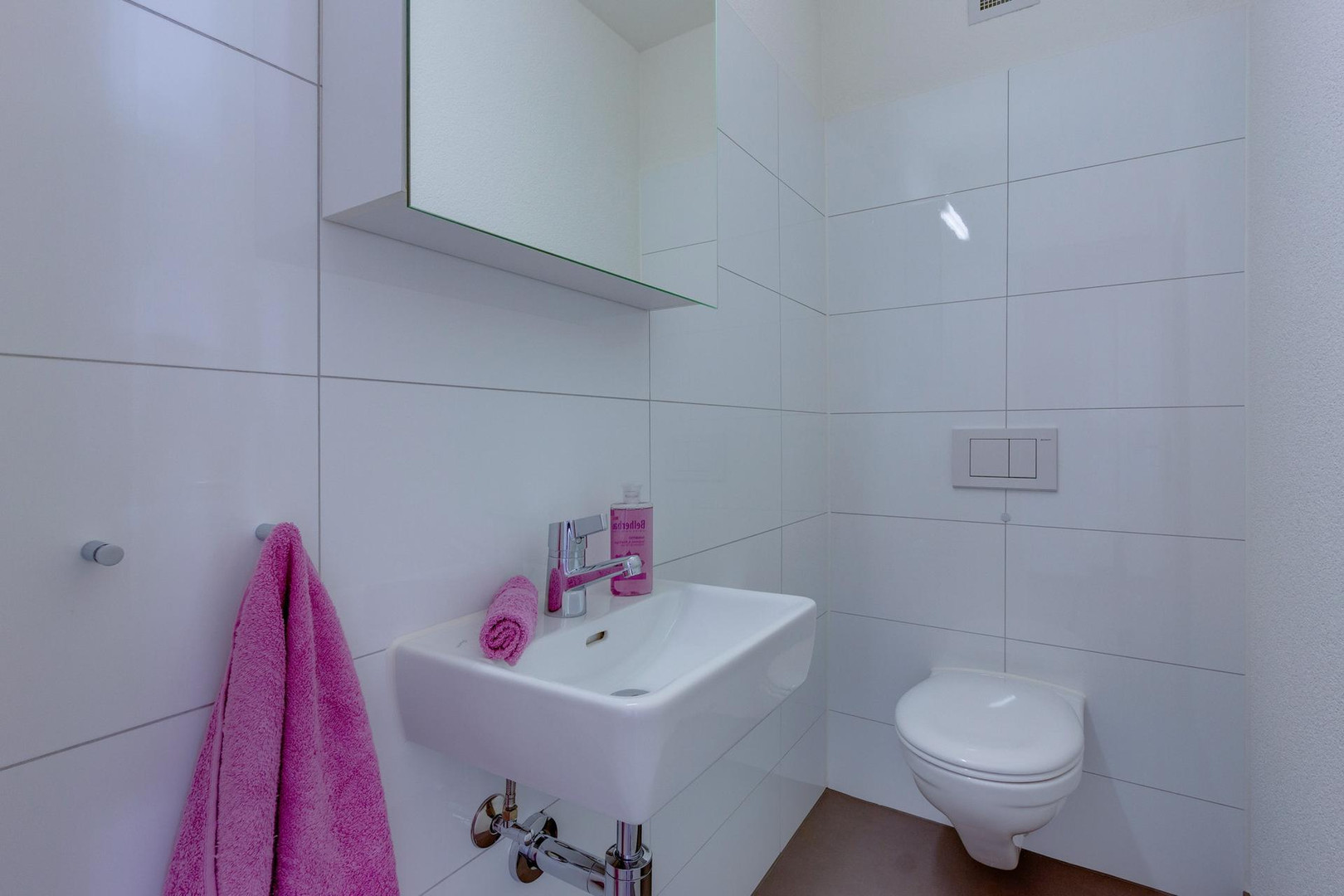 Modernes Gäste-WC mit Wand-WC und kleinem Waschtisch