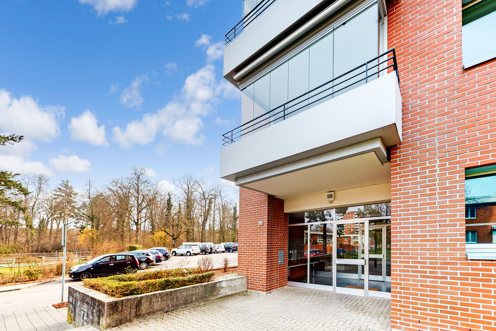Moderner Apartment-Eingang mit Balkonfassade