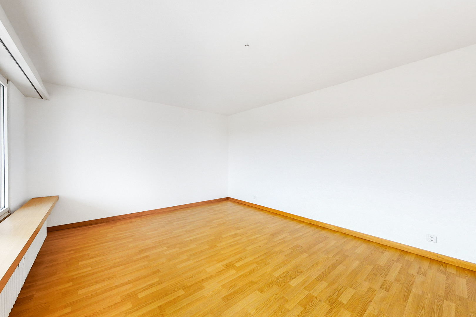 Leerer heller Raum mit Holzboden