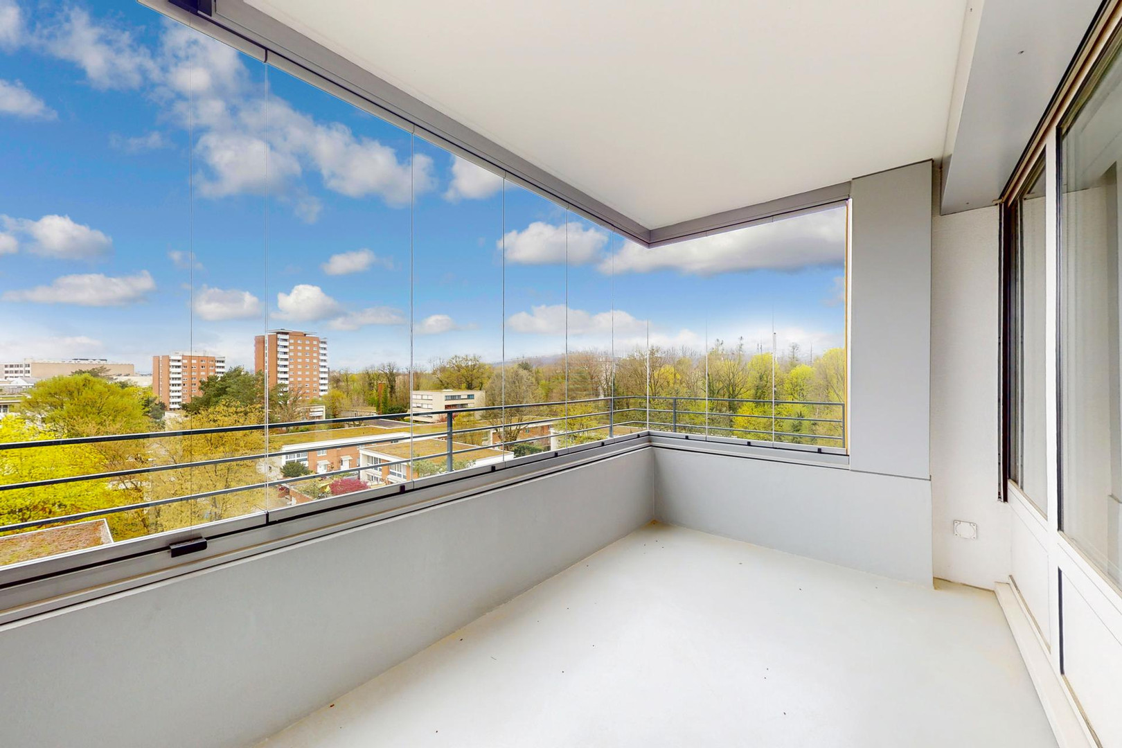 Heller Balkon mit weitem Ausblick