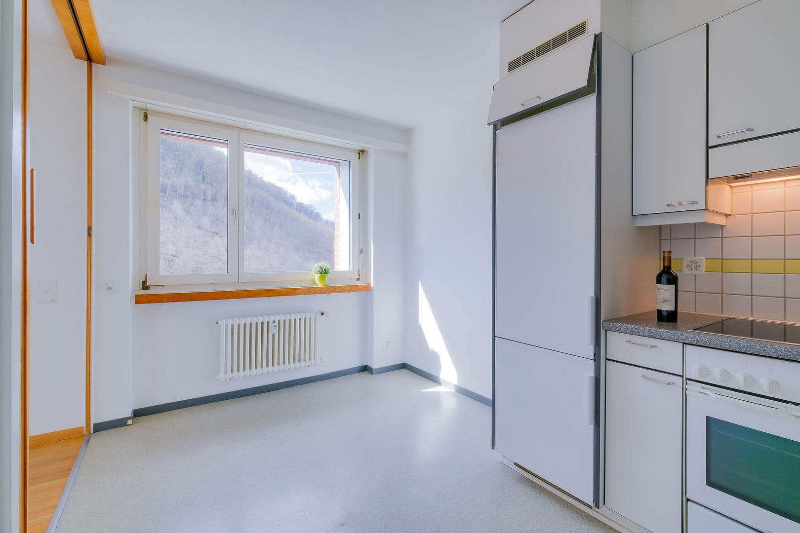 Helle kleine Küche mit Fenster