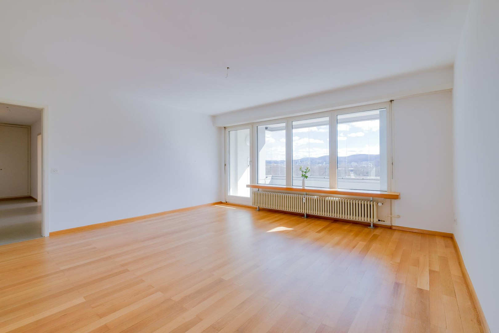 Heller, leerer Wohnraum mit Panoramafenster