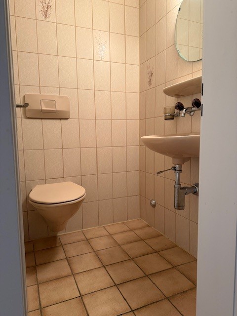 Kleines Gäste-WC mit Wand-WC
