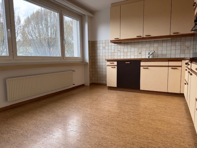 Kleine Küche mit großem Fenster