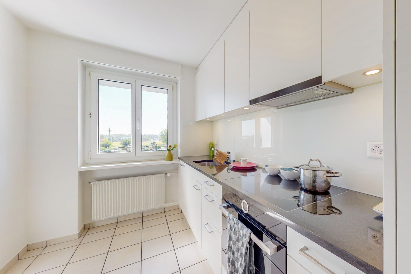 Helle, moderne Küche mit Fensterblick