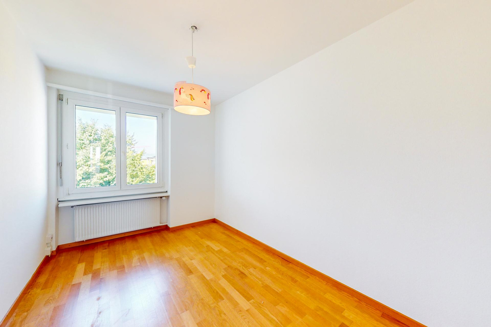 Heller leerer Raum mit Fenster und Holzfußboden