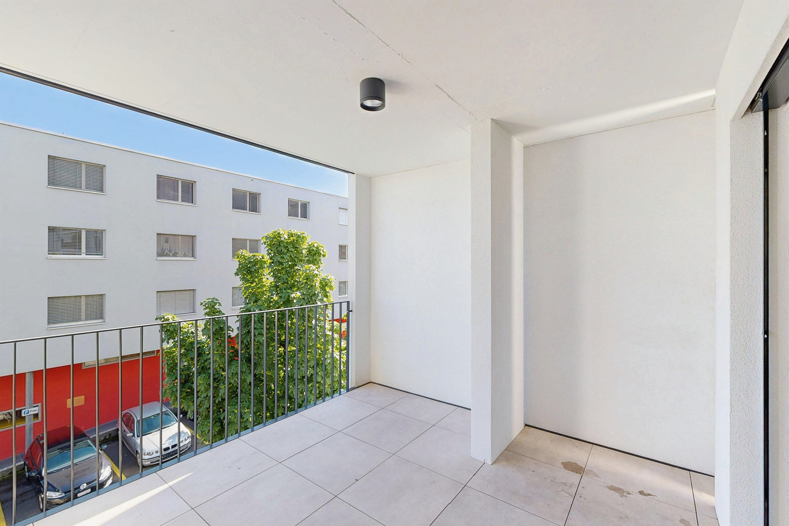 Heller Balkon mit Blick in den Innenhof