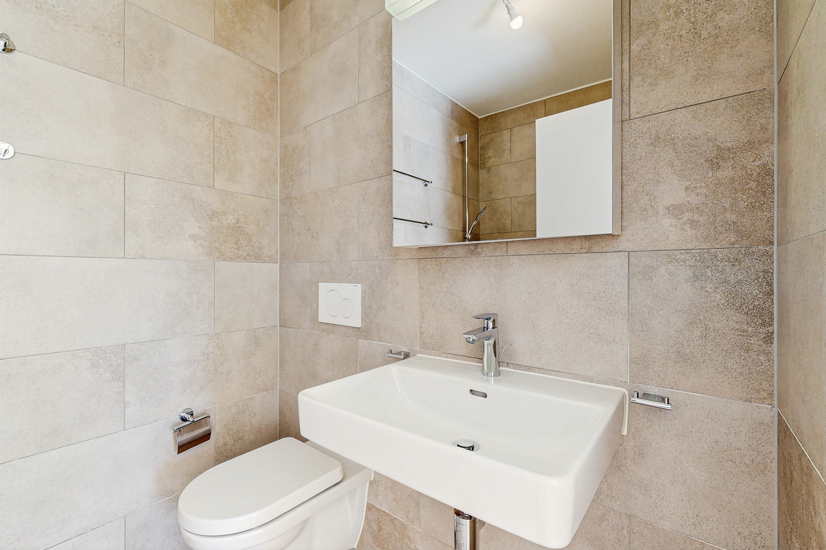 Modernes Gäste-WC mit beigem Steinlook und wandhängendem Waschbecken