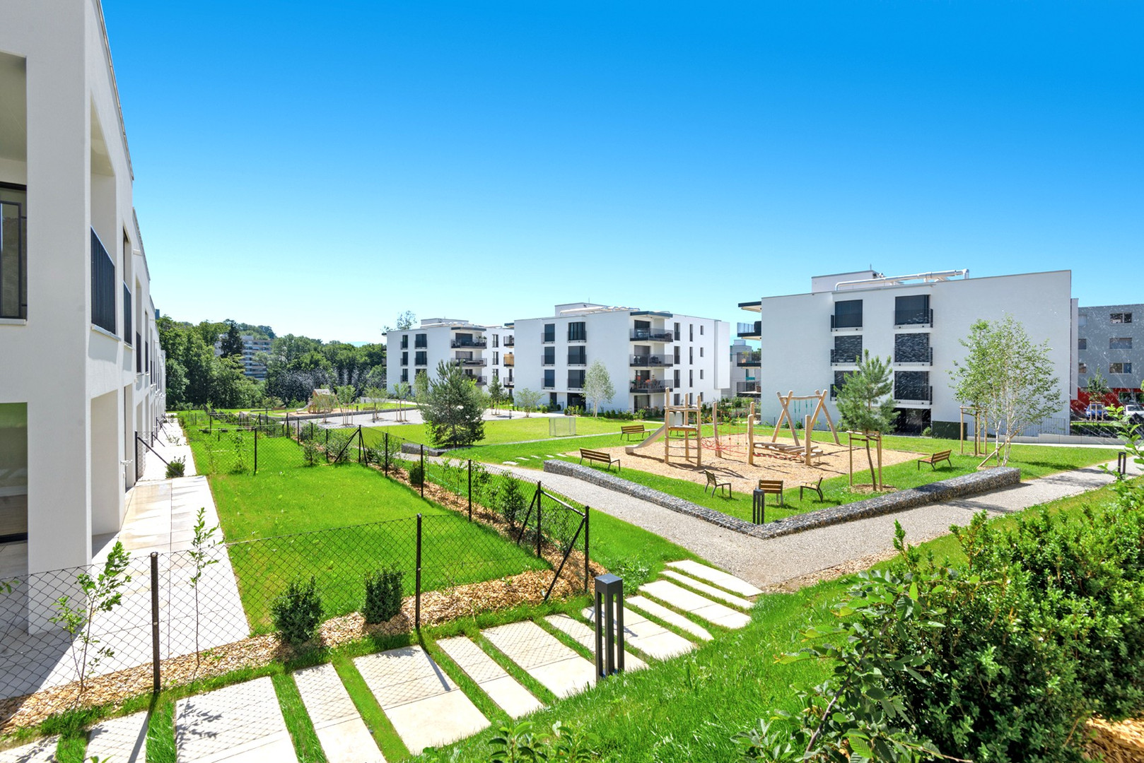 Moderner Wohnkomplex mit gemeinschaftlicher Grünanlage
