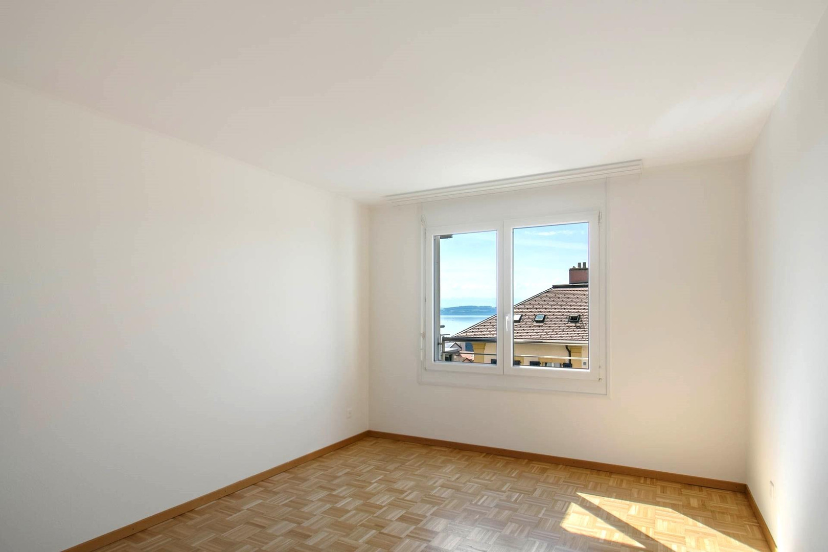 Leeres Zimmer mit Meerblick