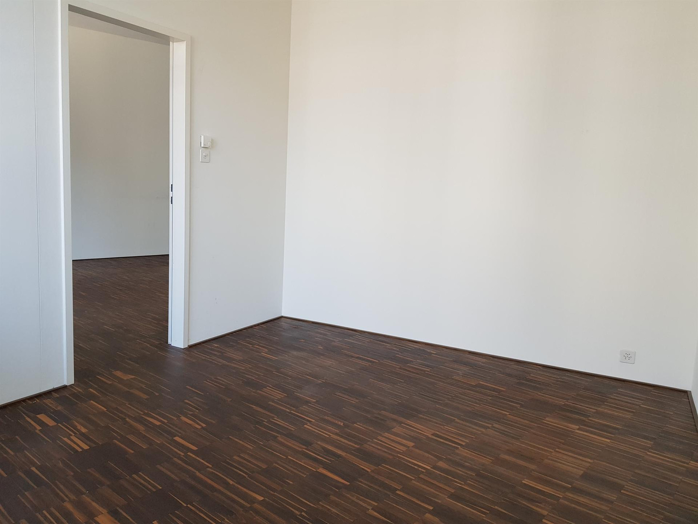 Leerer Raum mit dunklem Boden