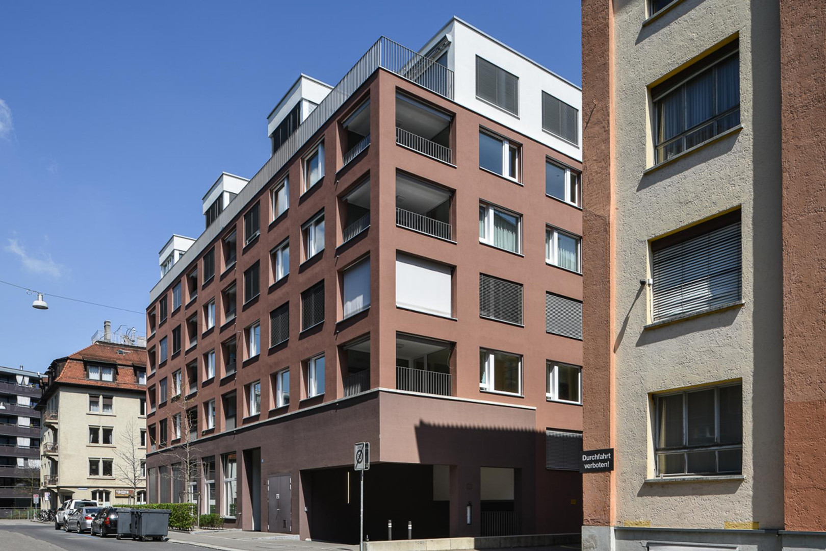 Modernes Mehrfamilienhaus in städtischer Umgebung