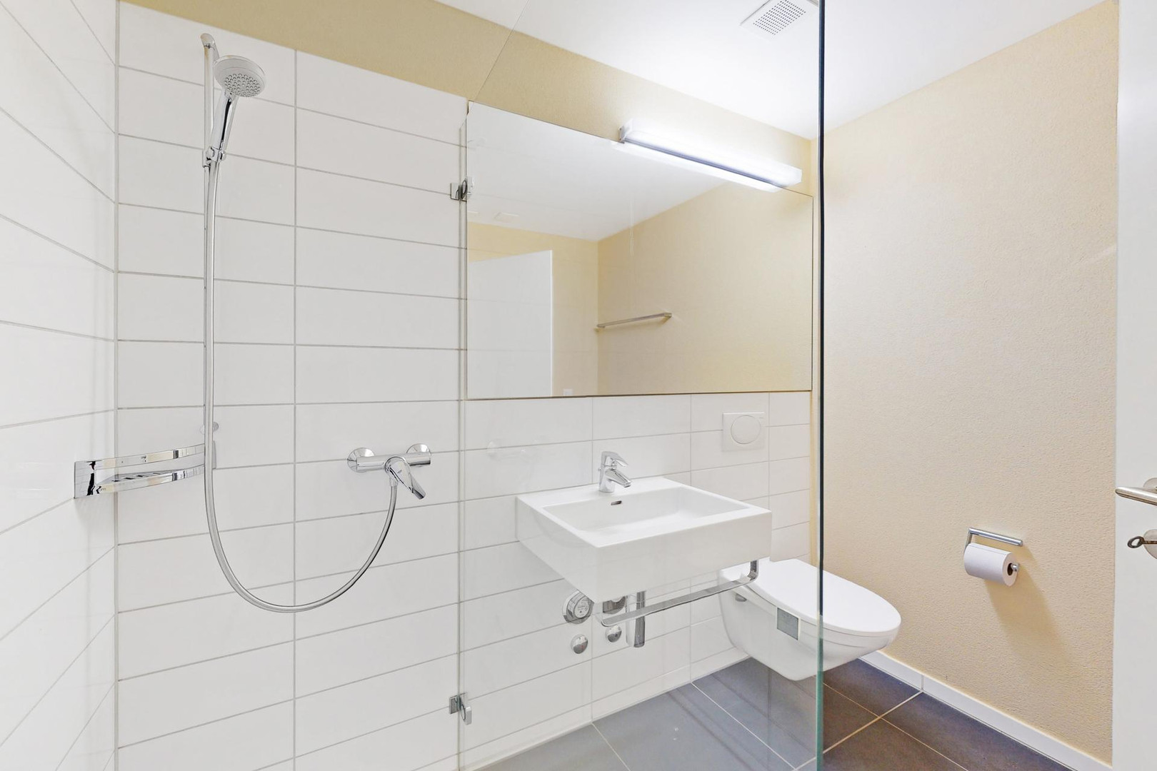 Modernes Badezimmer mit Dusche und WC