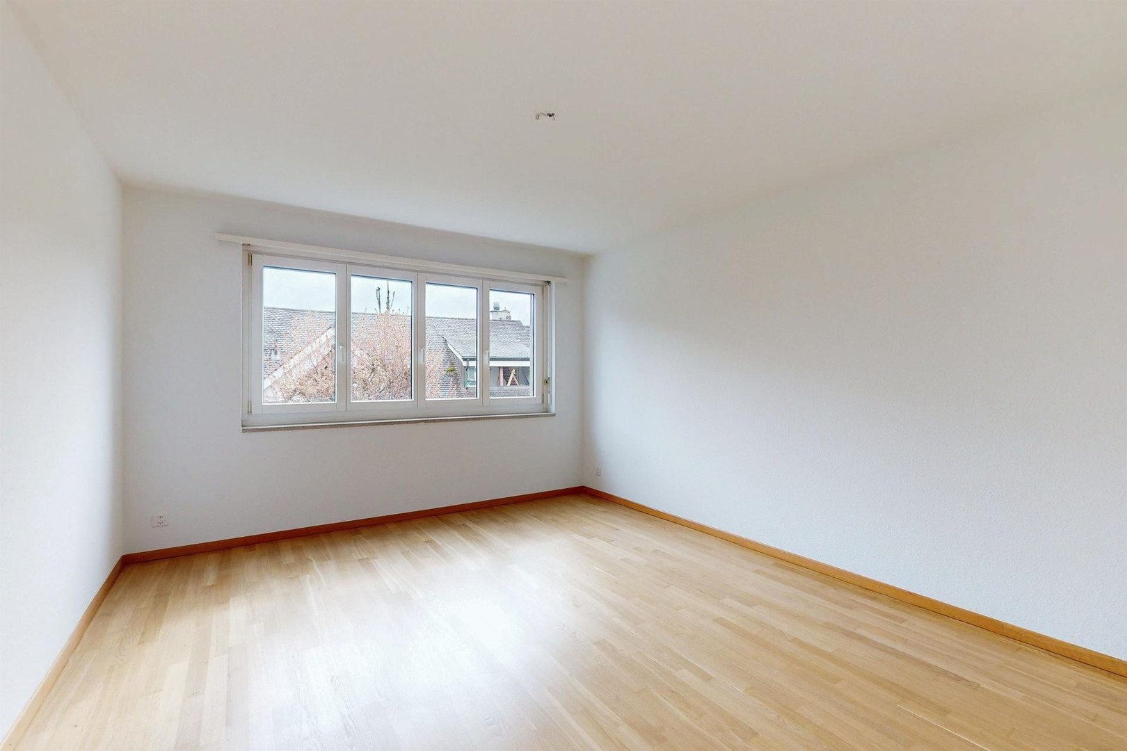 Heller leerer Raum mit Fenster
