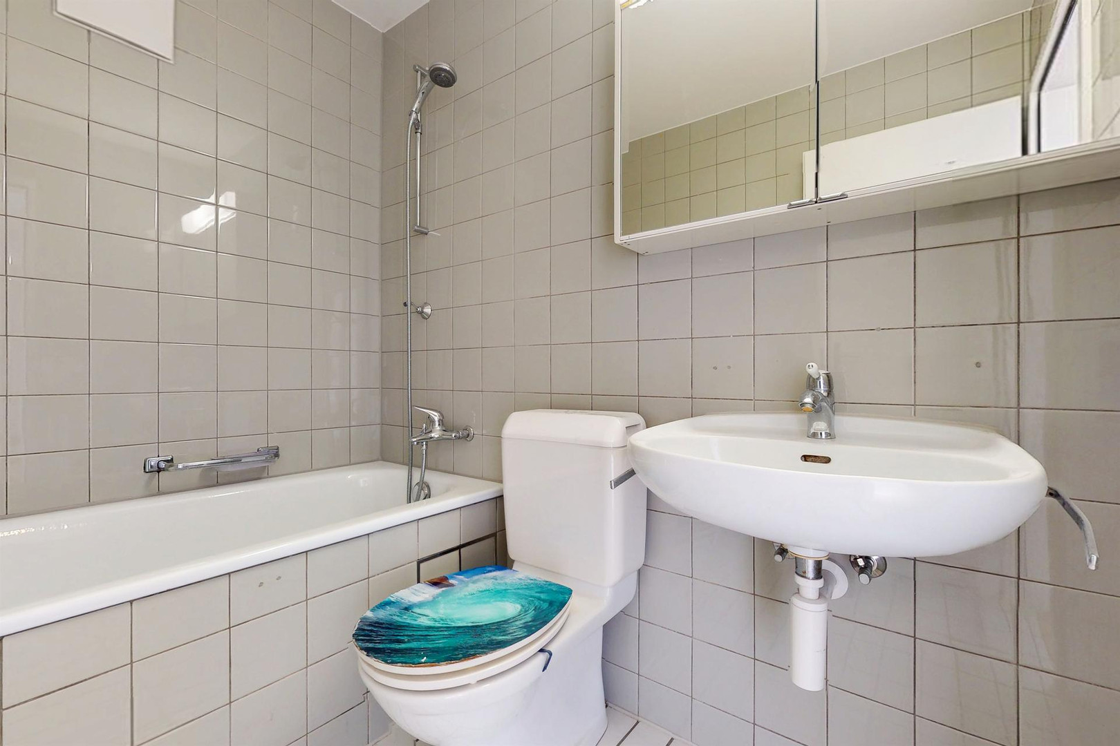 Kleines Badezimmer mit Wanne, WC und Waschbecken
