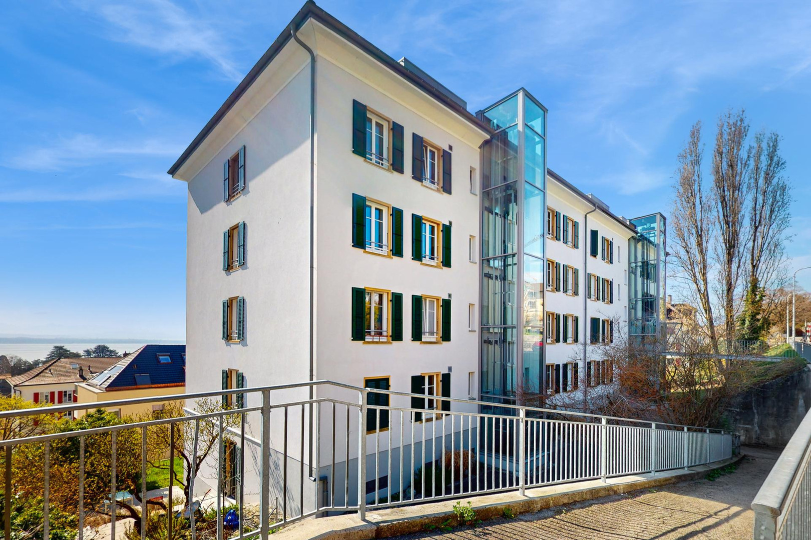 Wohnhaus mit Glaselementen und Seeblick