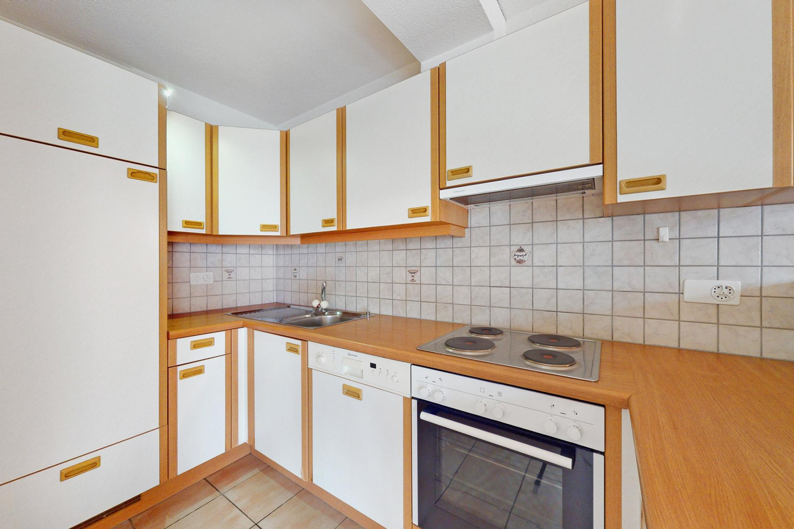 Kleine Einbauküche mit Holzdekor und weißen Fronten
