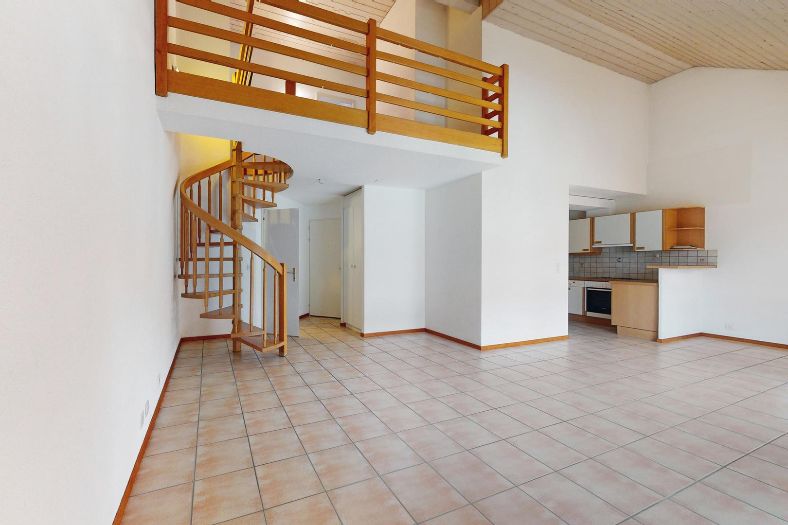Offener Wohnbereich mit Galerie und Wendeltreppe