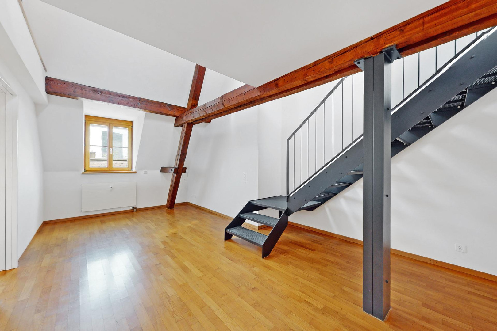 Heller Dachraum mit Treppe