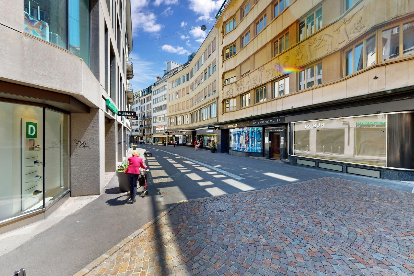 Städtische Einkaufsstraße mit Schaufenstern