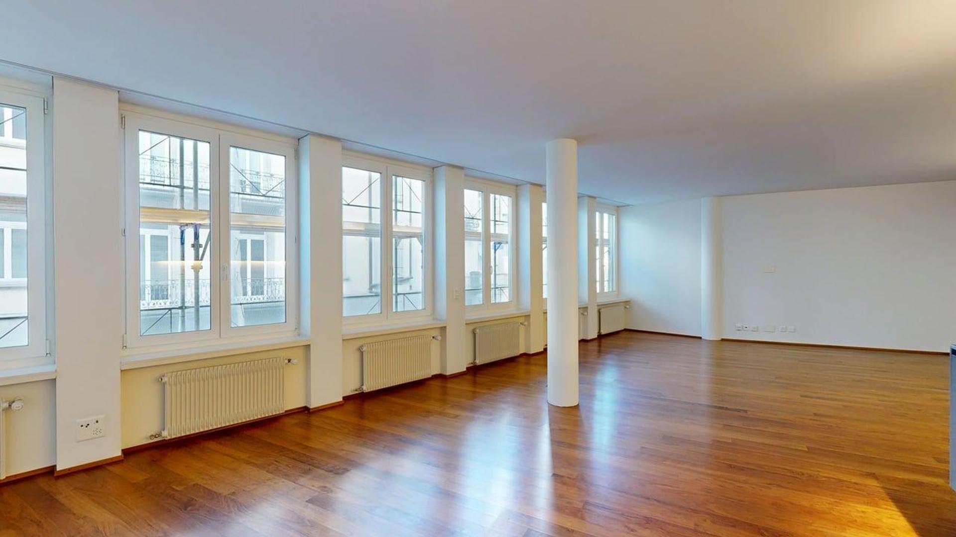Heller, leerer Wohnraum mit Holzfußboden