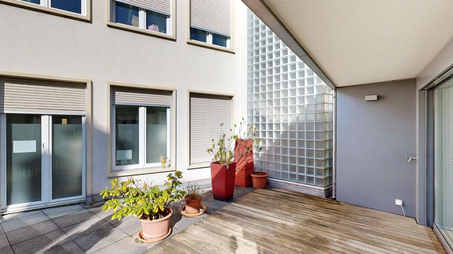 Balkon-/Terrassenbereich in einem Innenhof