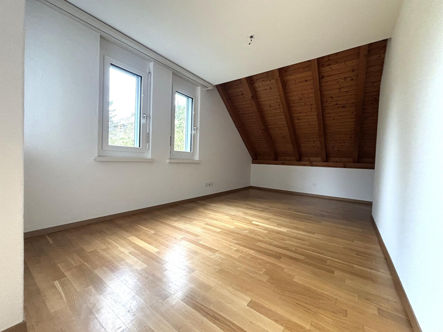 Heller leerer Dachraum mit Holzfußboden