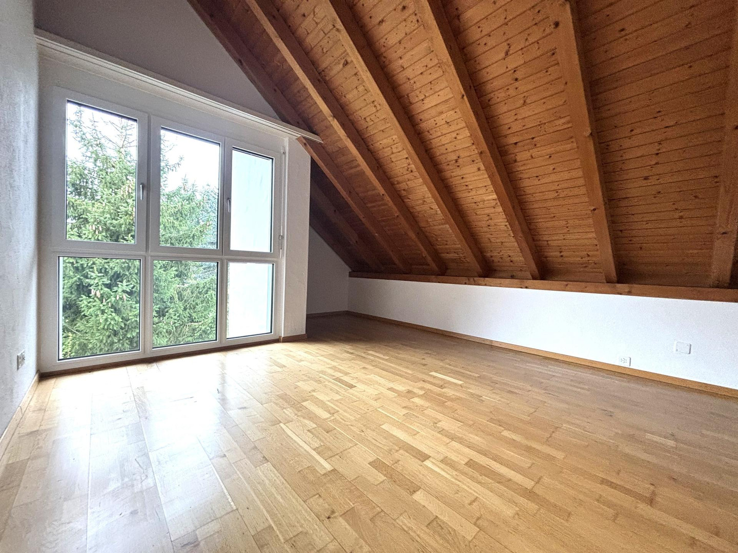 Ausgebauter Dachraum mit großem Fenster