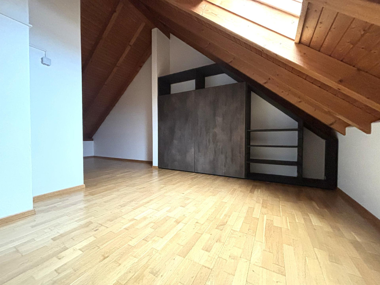 Dachgeschossraum mit Holzdecke