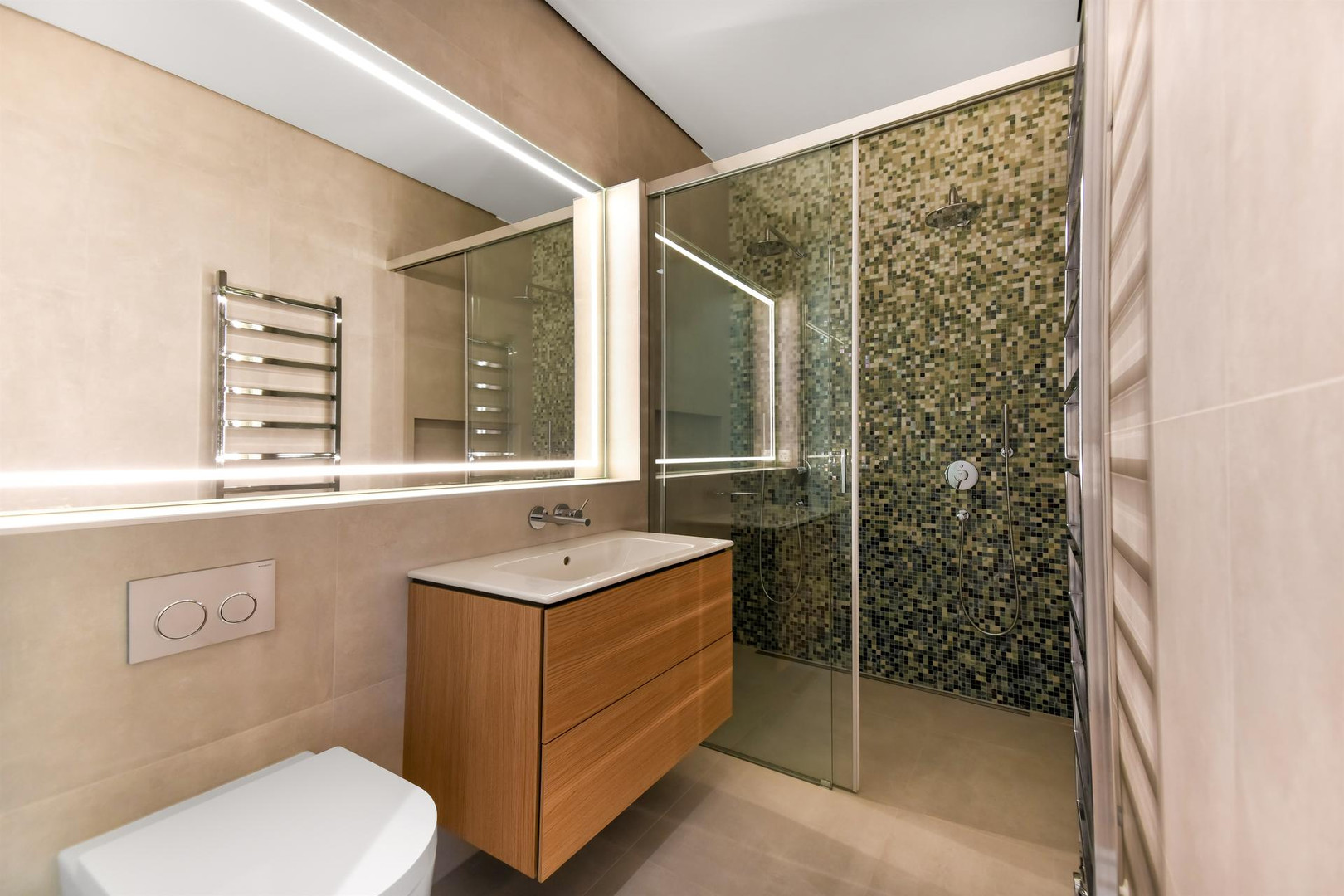 Modernes Badezimmer mit Glasdusche und beleuchtetem Spiegel