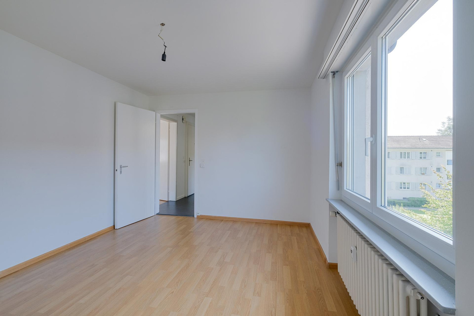 Helles leeres Zimmer mit Fensterfront