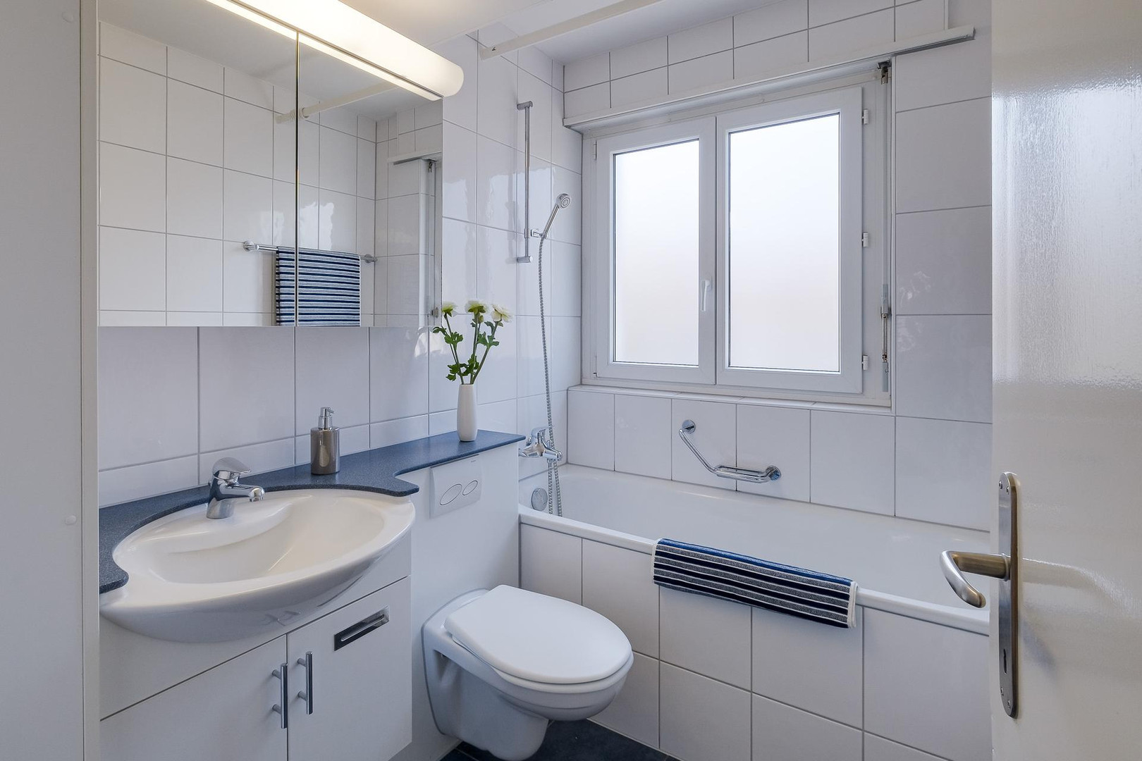 Modernes Badezimmer mit Badewanne und WC