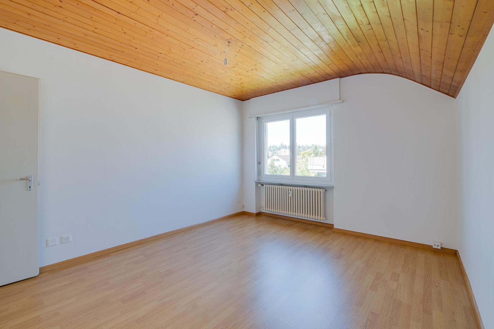 Leeres Zimmer mit Holzdecke und Fenster