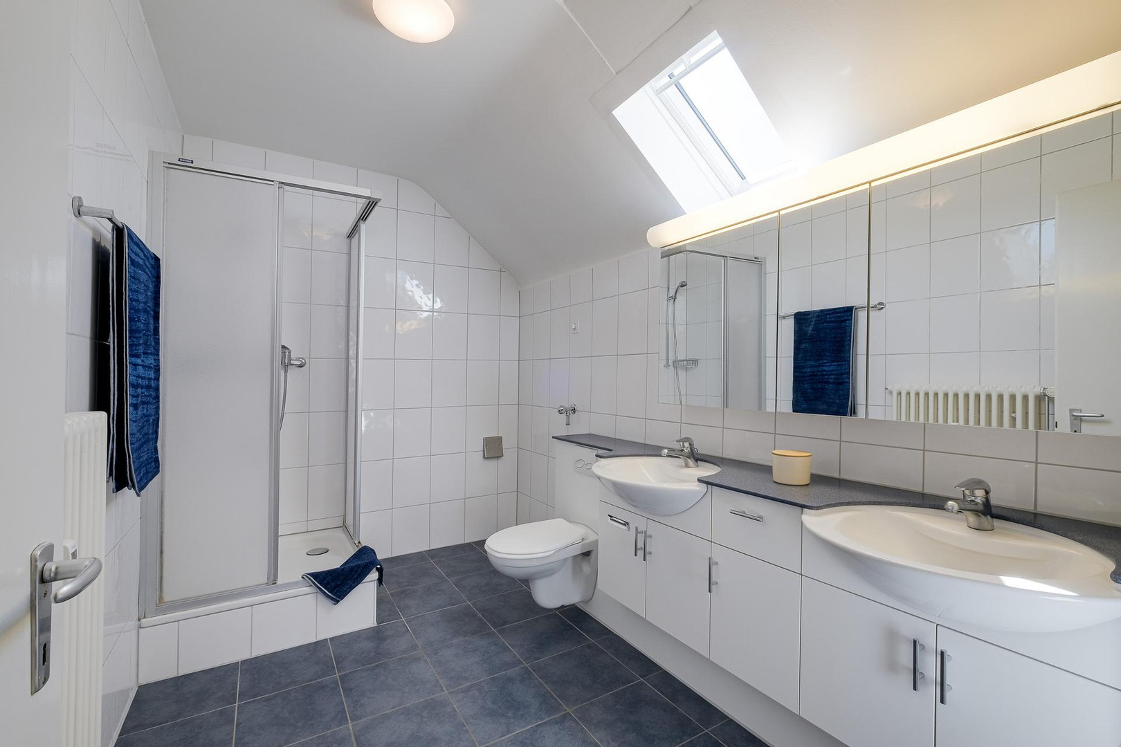Badezimmer mit Dachfenster und Doppelwaschtisch