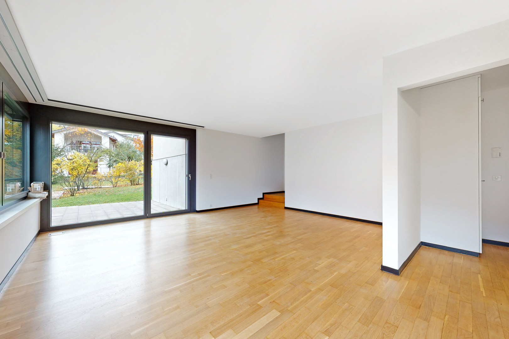 Heller Wohnraum mit Terrassenzugang