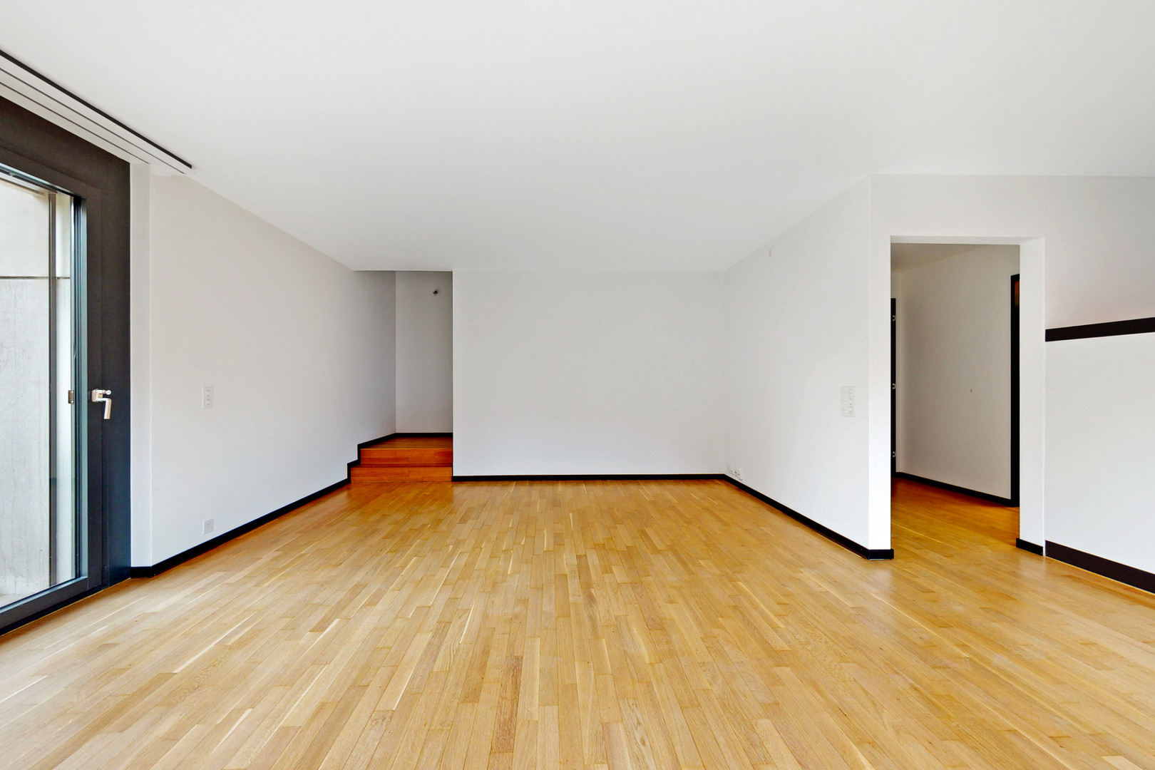 Heller leerer Wohnraum mit Holzboden