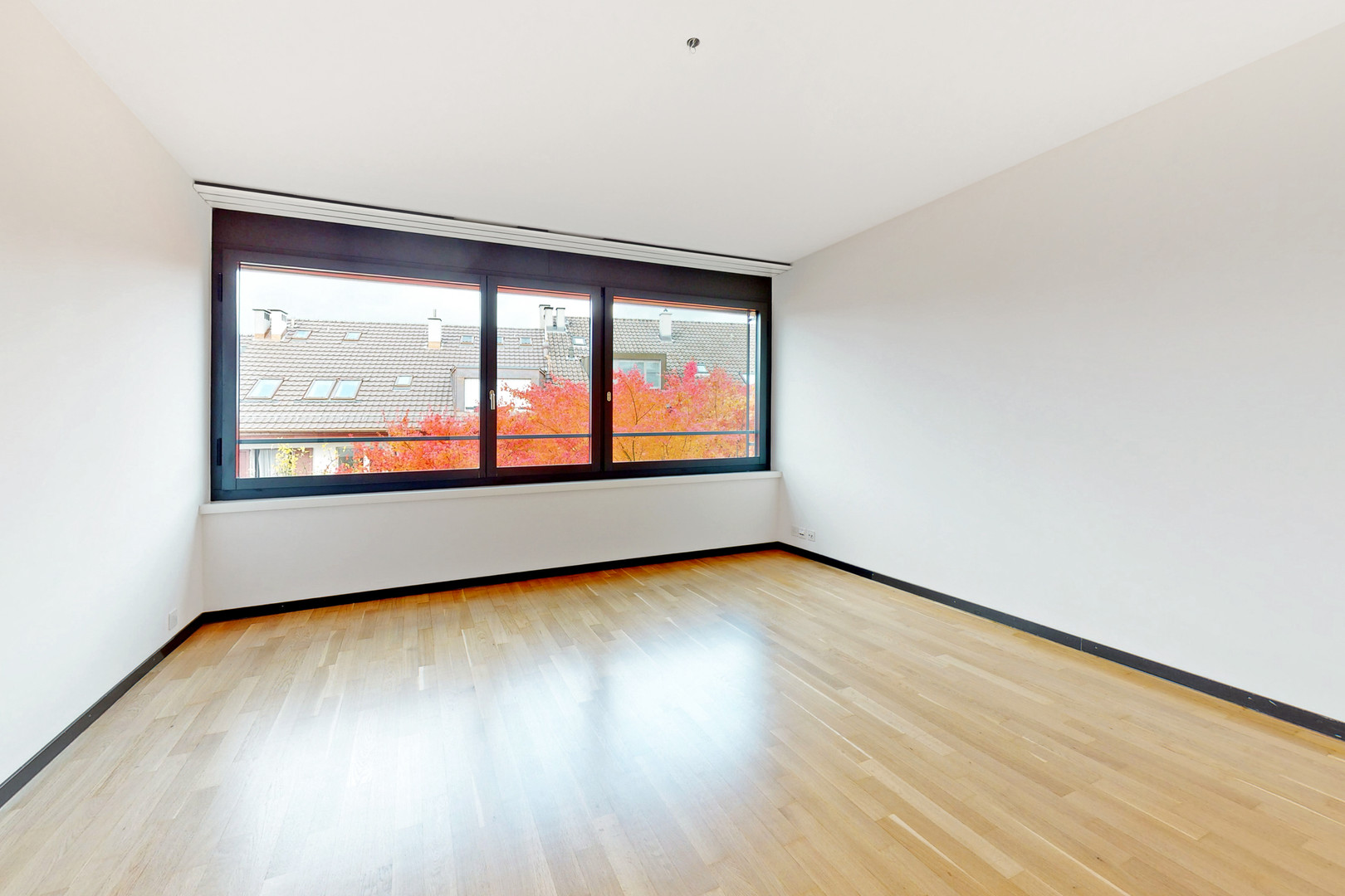 Heller leerer Wohnraum mit großem Fenster