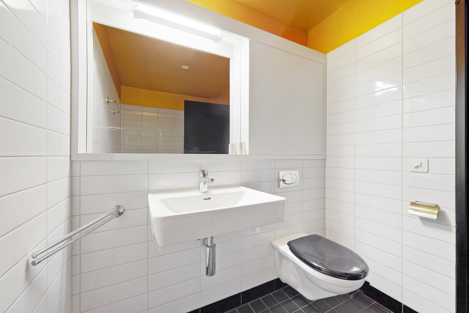 Kleines Gäste-WC mit Wand-WC und Waschbecken