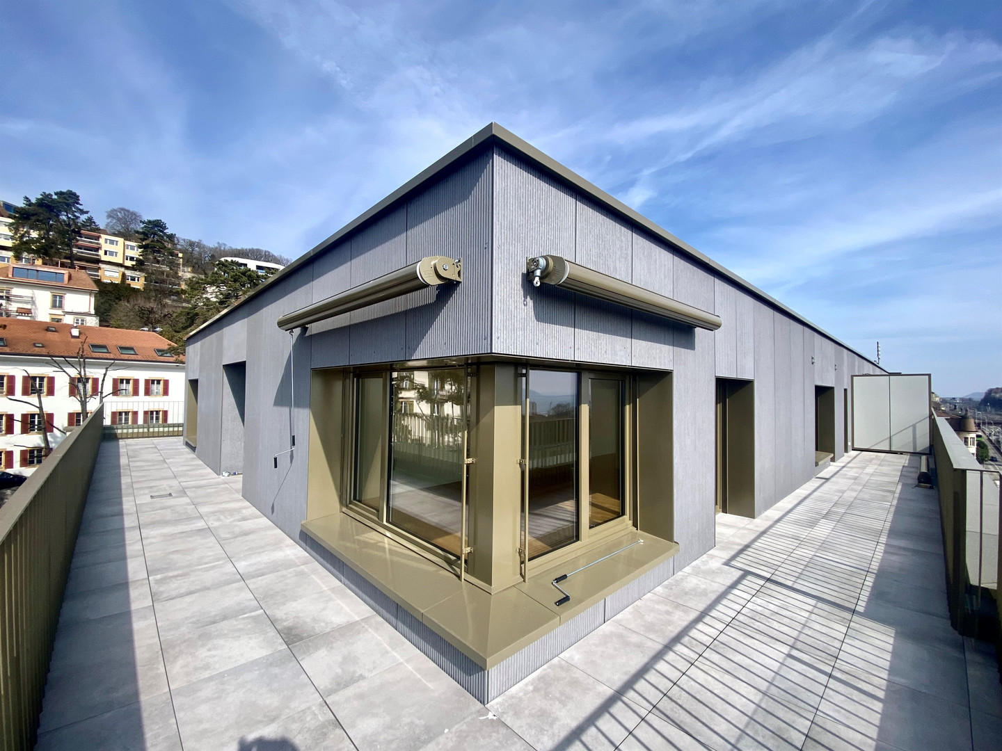Dachterrasse an moderner Gebäudeecke