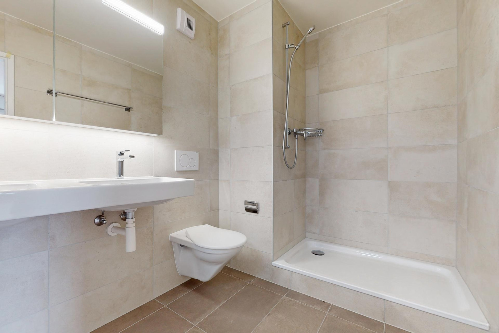 Modernes Badezimmer mit Dusche und WC