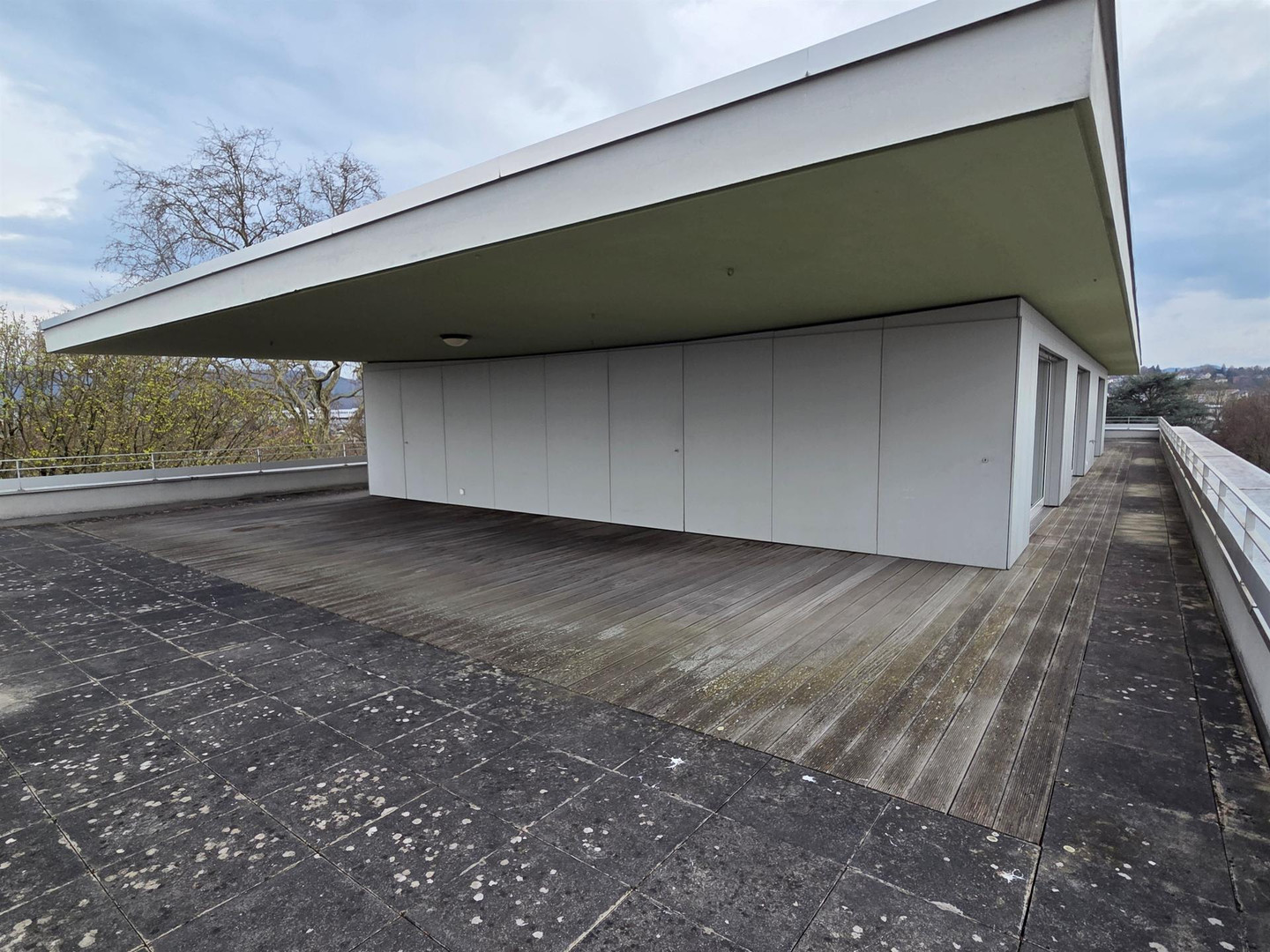 Dachterrasse eines modernen Gebäudes