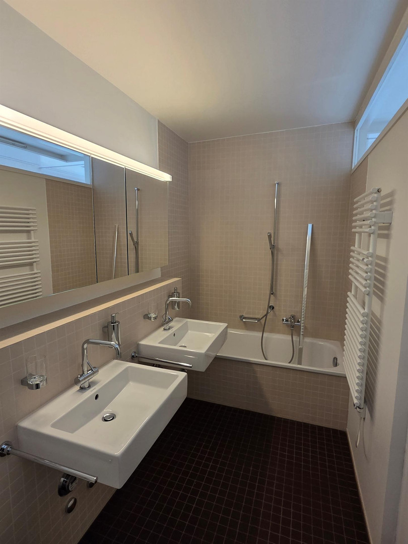 Modernes Badezimmer mit Doppelwaschbecken und Wanne