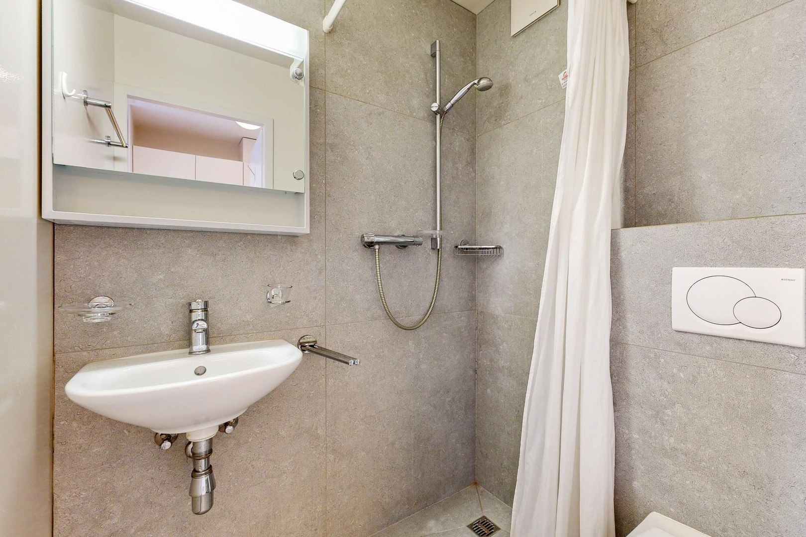Modernes Bad mit Dusche