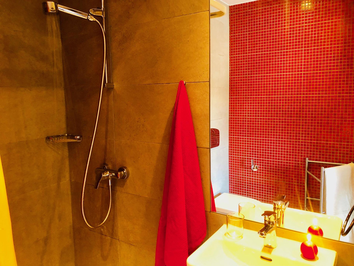 Modernes Badezimmer mit roter Mosaikwand