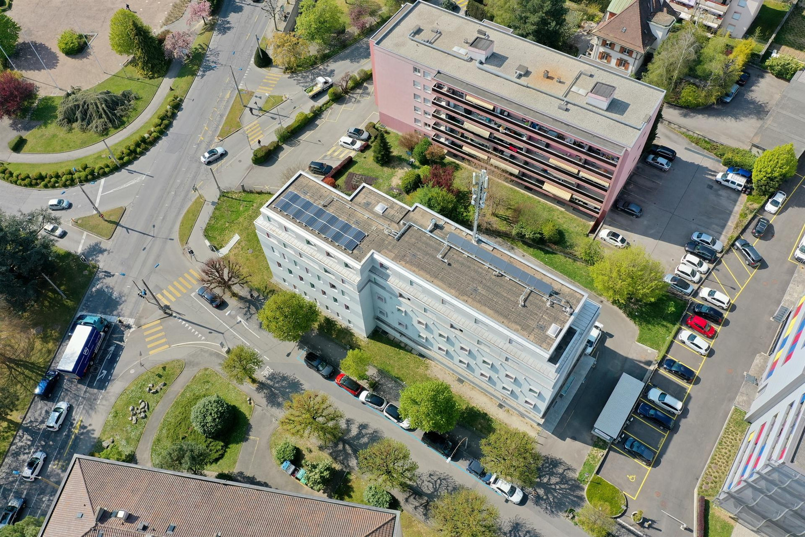 Luftaufnahme eines Wohnkomplexes mit Umgebung