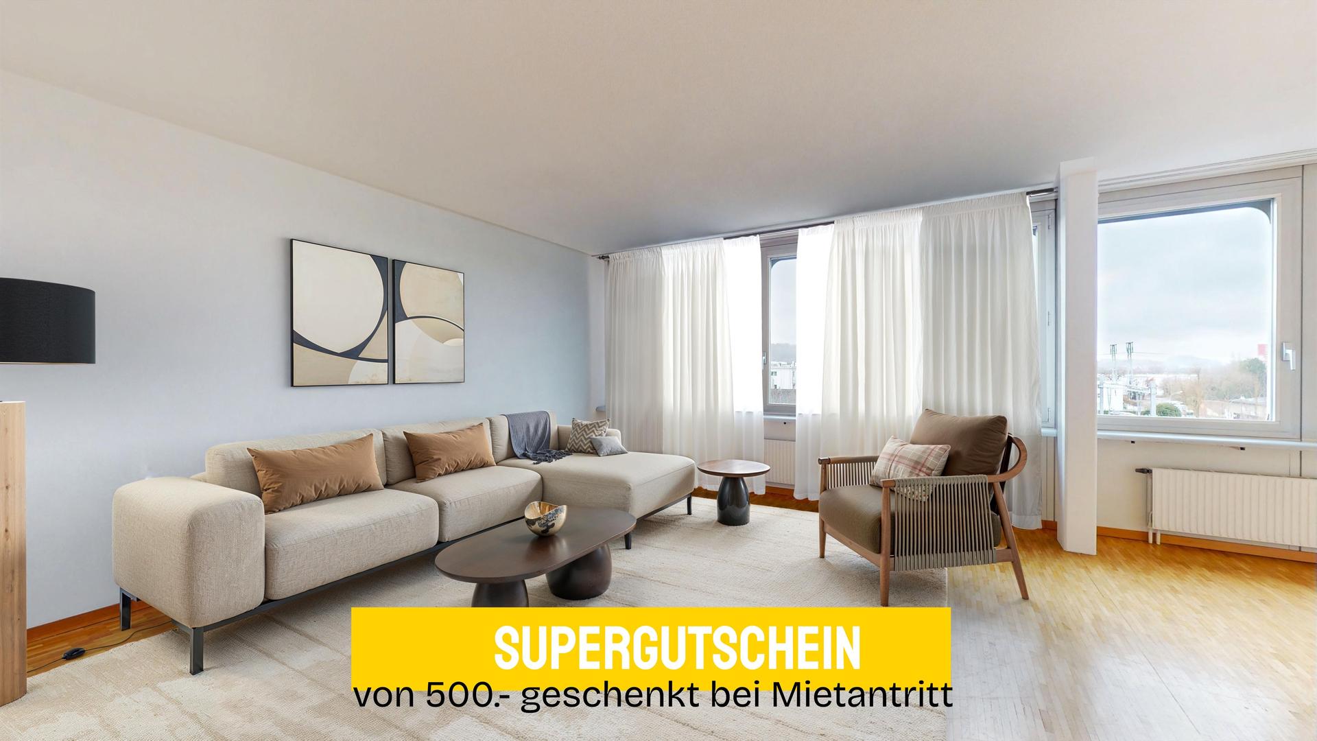 Helles, möbliertes Wohnzimmer mit Balkonfenster