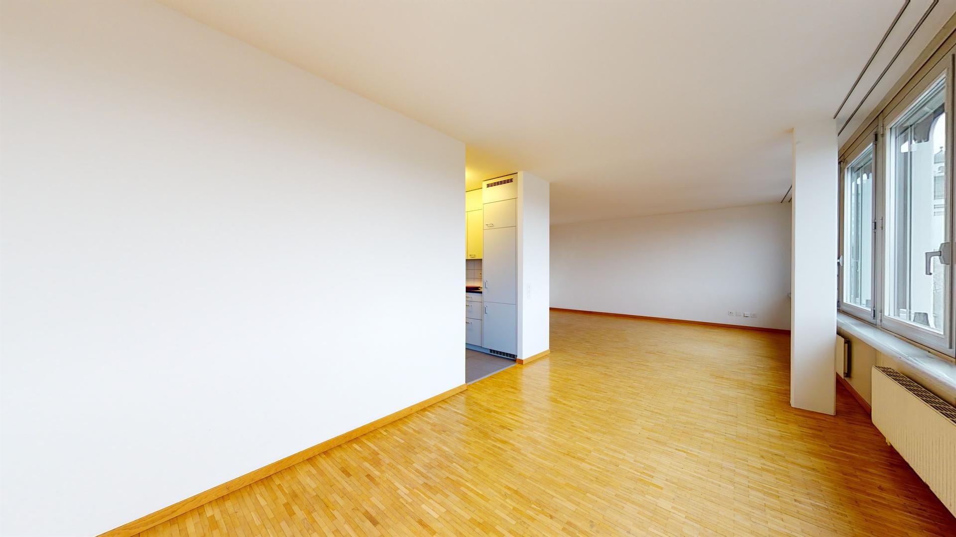 Heller leerer Wohnraum mit Balkonfenstern