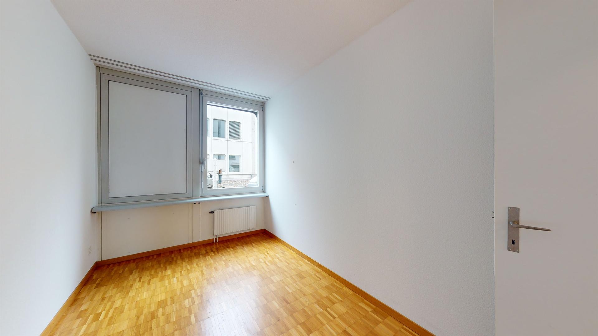 Helles kleines Zimmer mit Fenster und Heizkörper