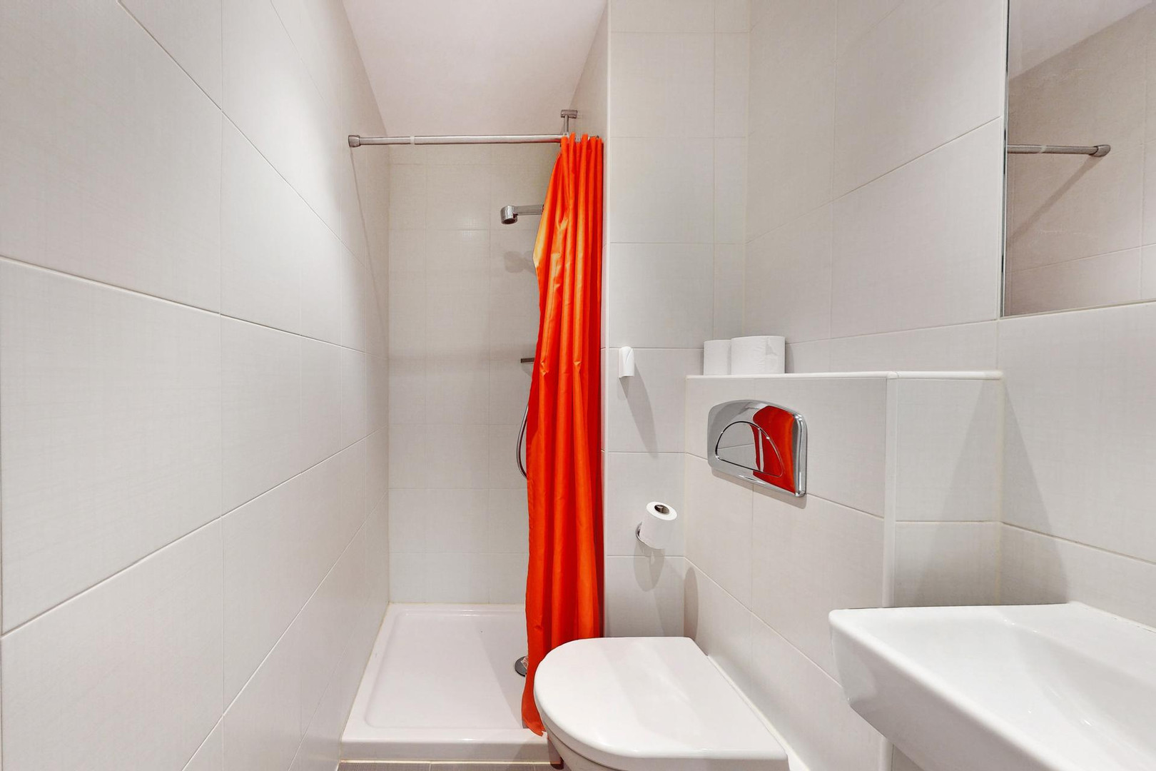 Kleines modernes Badezimmer