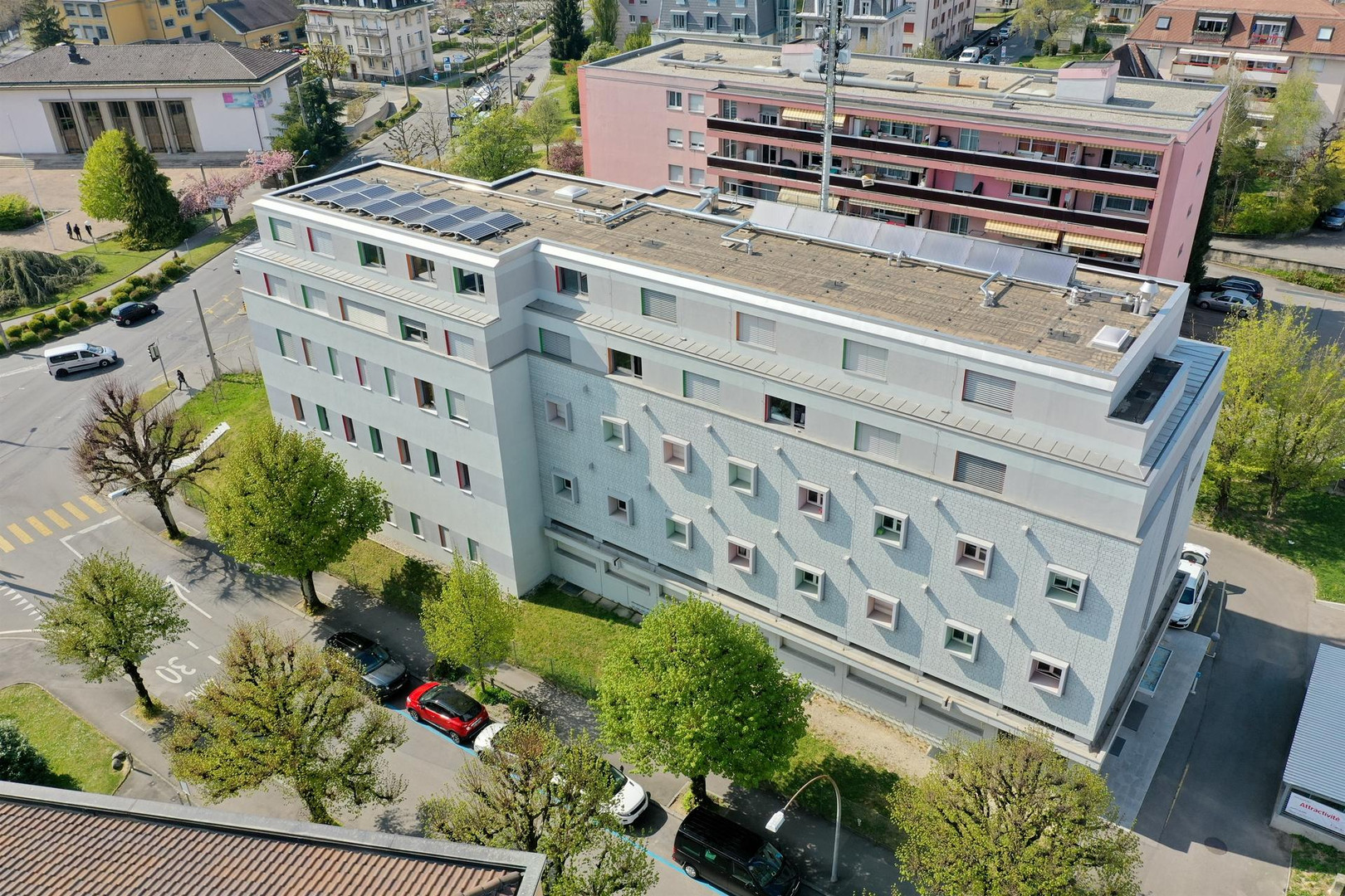 Luftaufnahme eines Wohnblocks mit Solaranlage